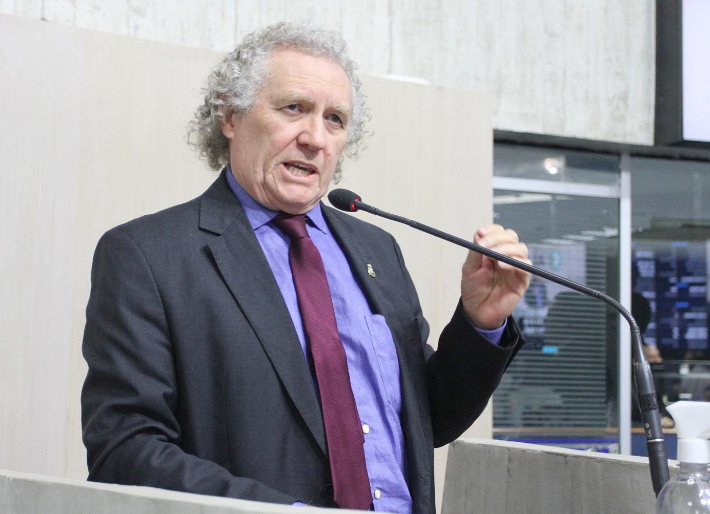 Oscar Rodrigues discursa em tribuna na Assembleia Legislativa do Ceará.