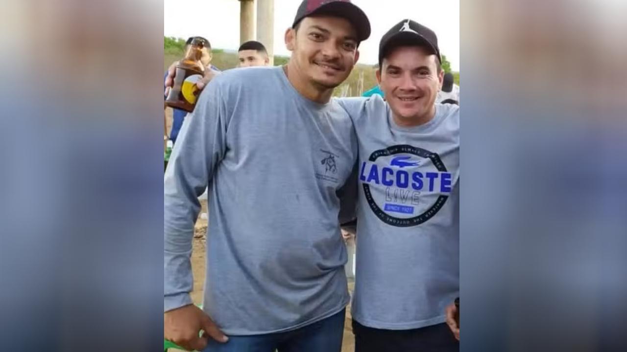 Foto que mostra dois homens sorrindo e abraçados. Na imagem está, homem matou amigo por briga de paredões de som e deixou o fórum antes do fim do julgamento