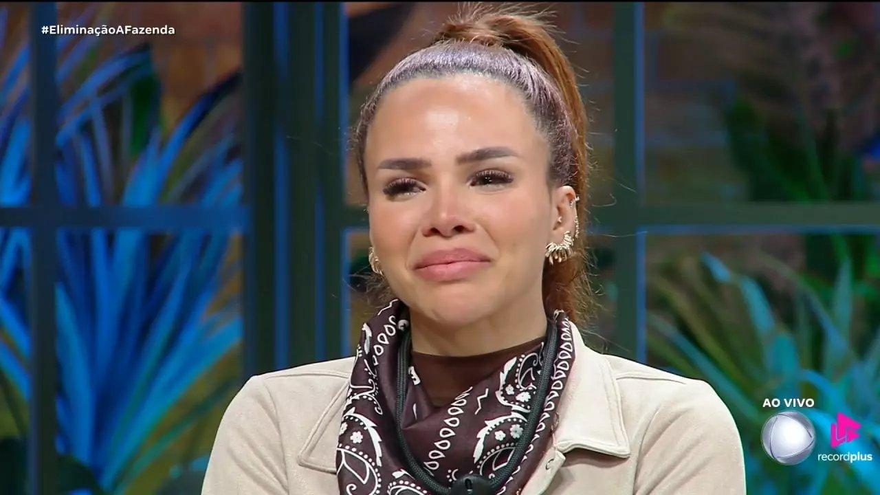 Imagem mostra cantora Gabily com expressão de choro durante eliminação no programa a fazenda 17