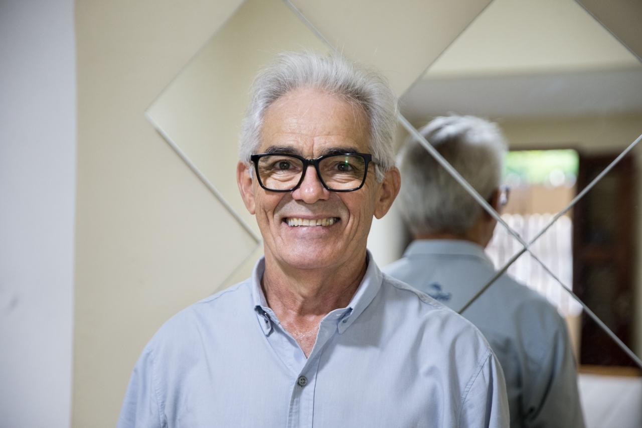 Homem idoso sorrindo