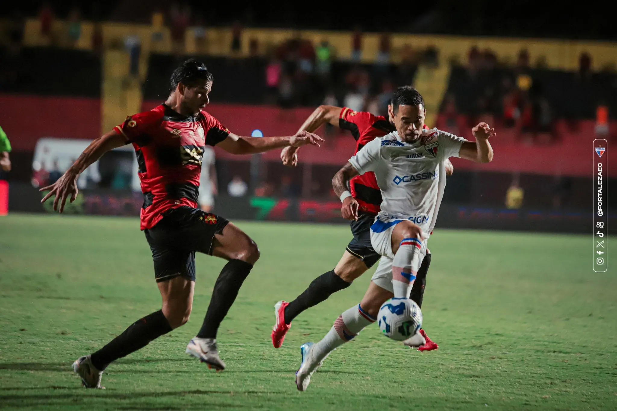 Atletas de Fortaleza e Sport disputam bola