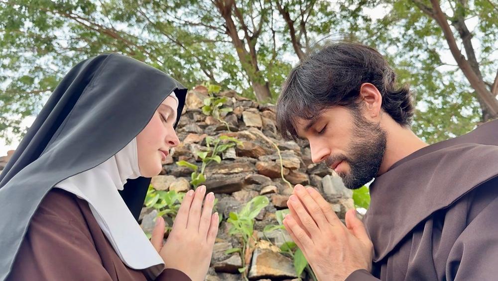 Na imagem, os atores André Ximenes e Any Maia nos papéis de São Francisco de Assis e Santa Clara, respectivamente, para o espetáculo 