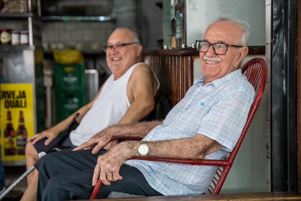 Raimundo recebe amigos e clientes na loja diariamente