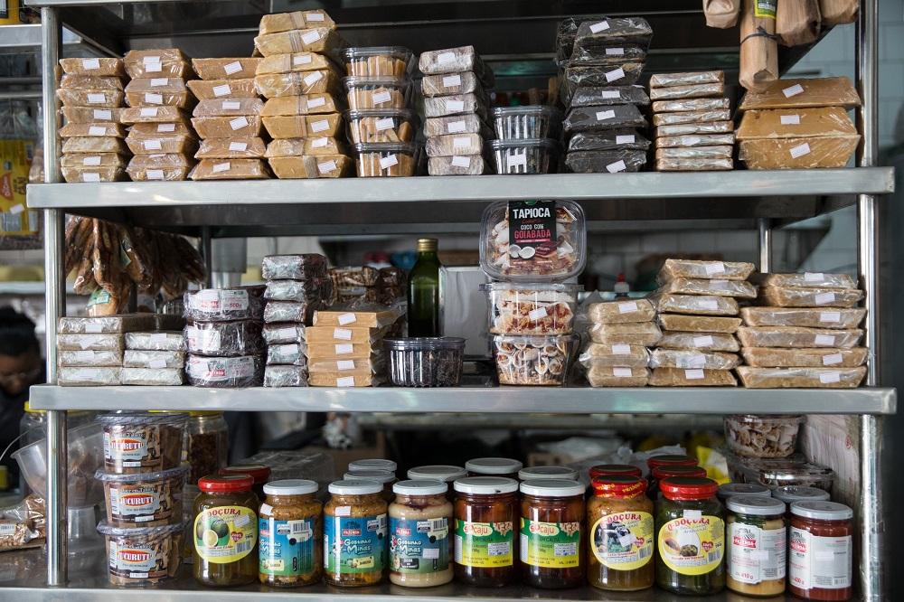 Além de queijos e bebidas, espaço vende castanhas e doces regionais