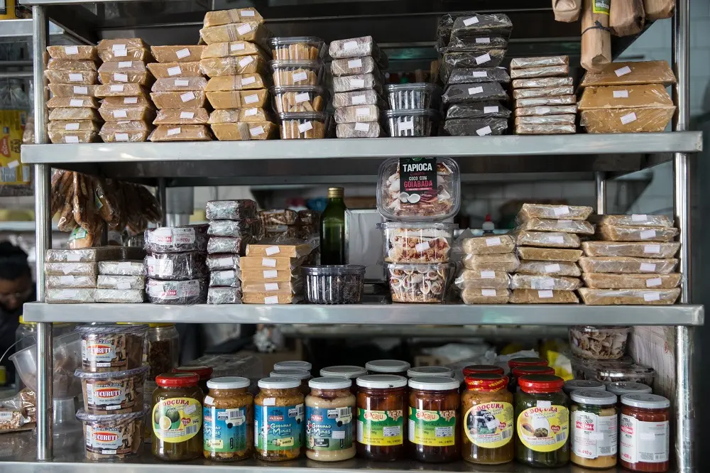 Além de queijos e bebidas, espaço vende castanhas e doces regionais