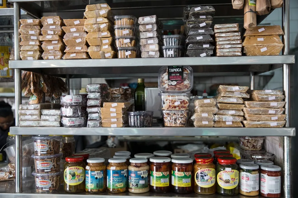 Além de queijos e bebidas, espaço vende castanhas e doces regionais