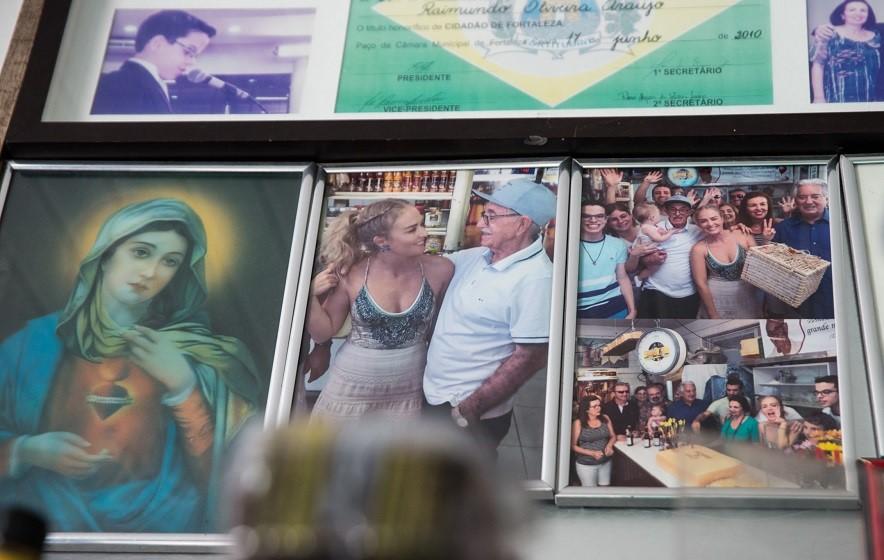 Registros com apresentadora estão expostos na loja