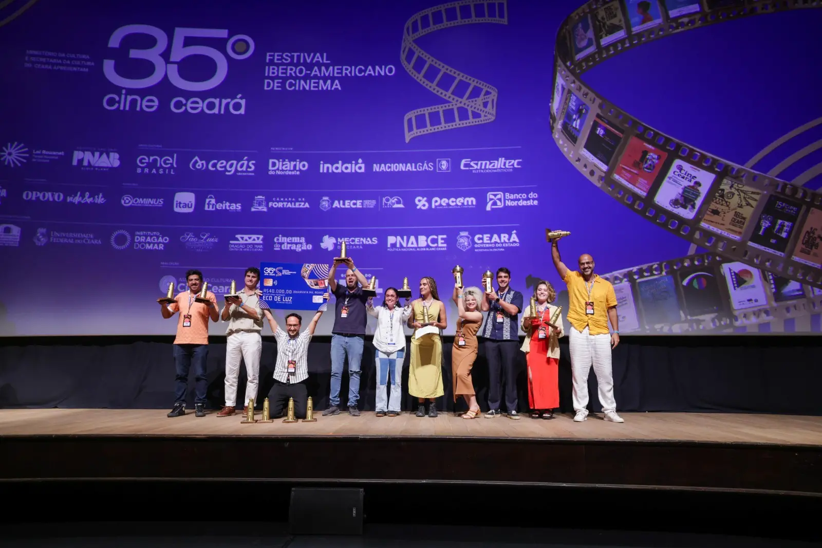 Vencedores do Cine Ceará no palco do Cineteatro São Luiz