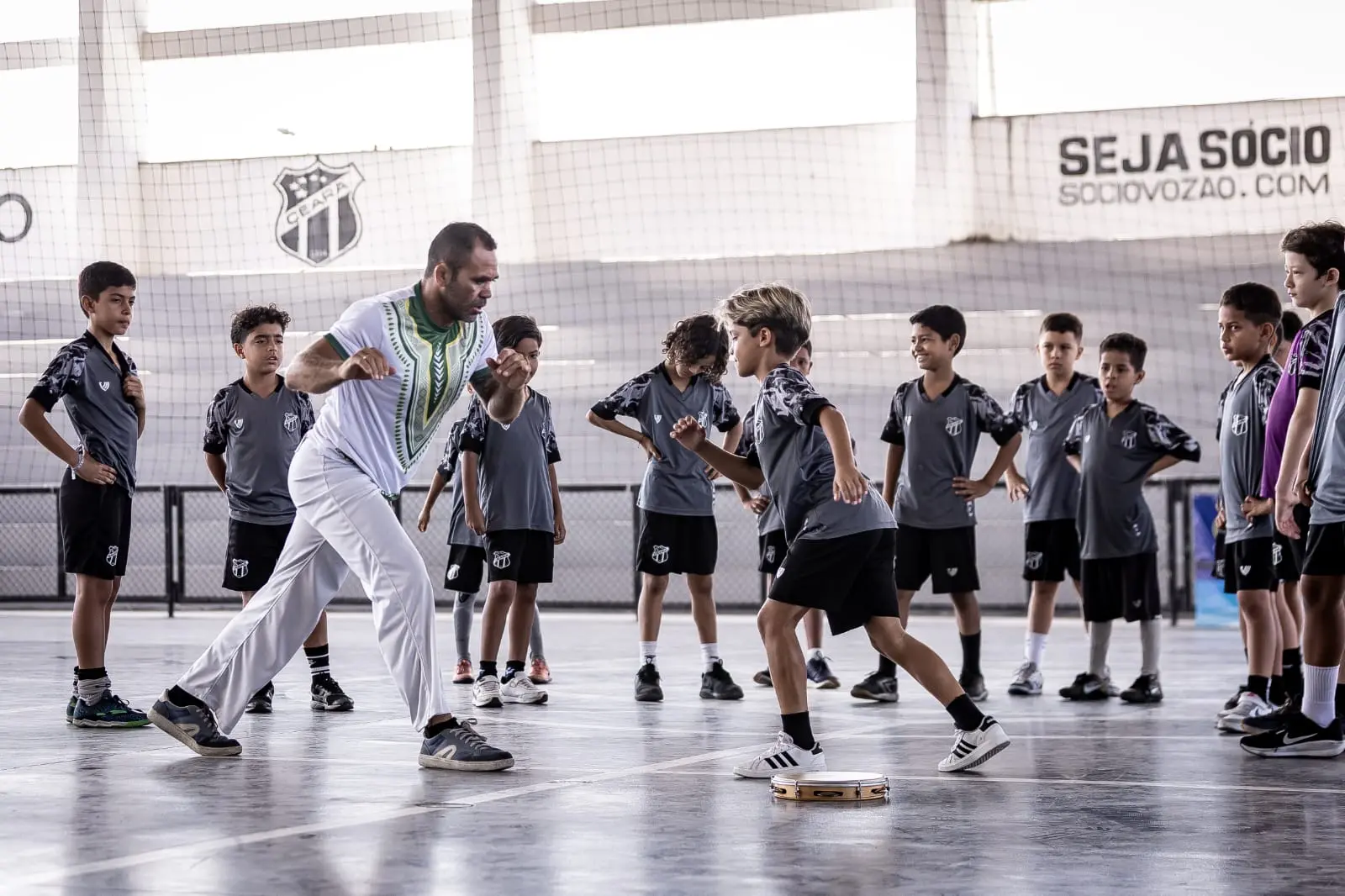 Atletas da base do Ceará possuem aula de capoeira no CT Carlos de Alencar Pinto
