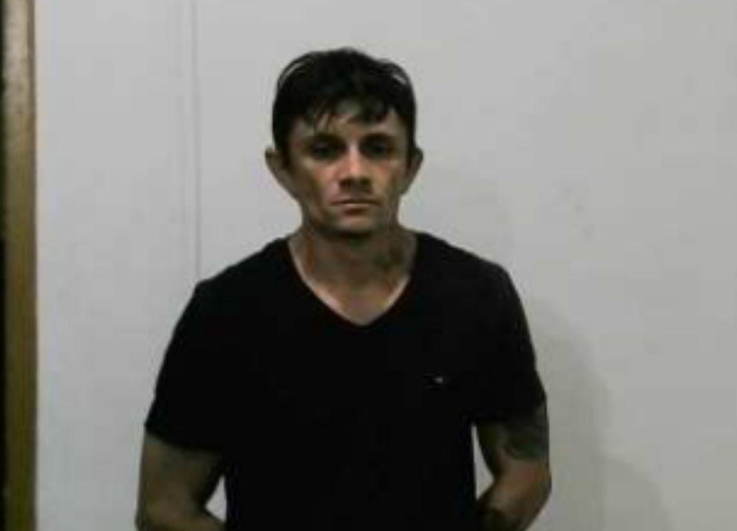 Foto de Leandro, acusado de matar uma adolescente em Quixeramobim. Ele é um homem jovem e veste camisa preta e calça jeans.