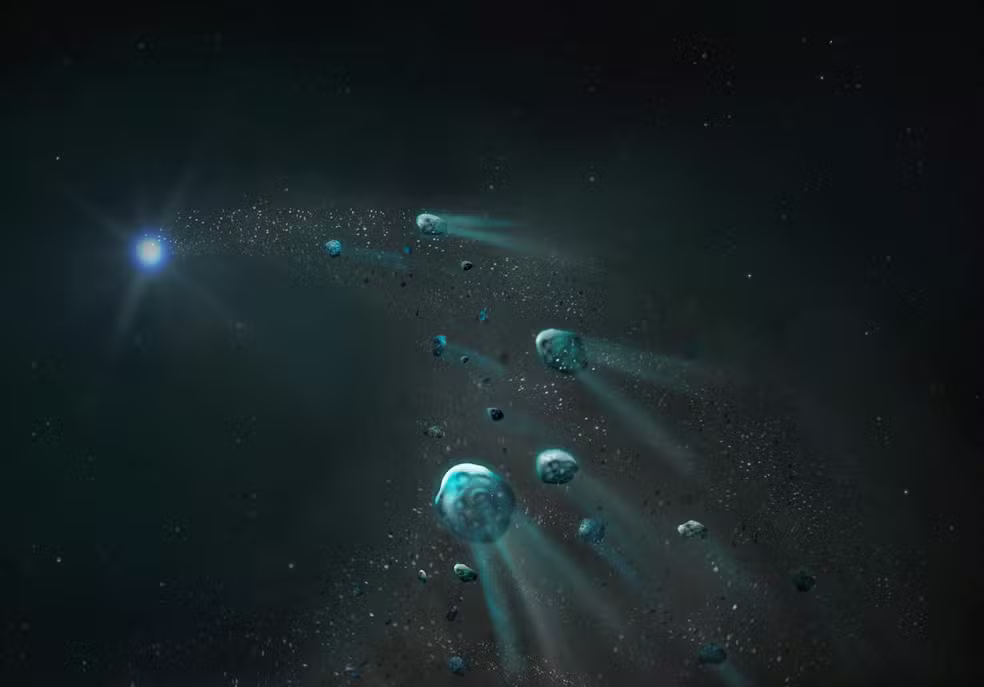 Estrela anã branca brilhante à esquerda, cercada por um cinturão de asteroides e cometas em desintegração. Os fragmentos rochosos e gelados se estendem pelo espaço, deixando rastros azulados enquanto se movem em direção à estrela.