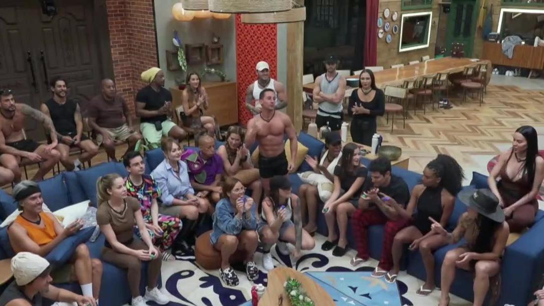 Peões sentados no sofá aguardando a prova. Eles estão na sala da casa