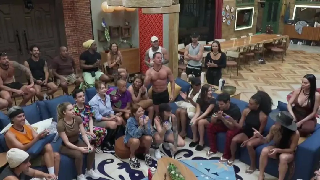 Peões sentados no sofá aguardando a prova. Eles estão na sala da casa