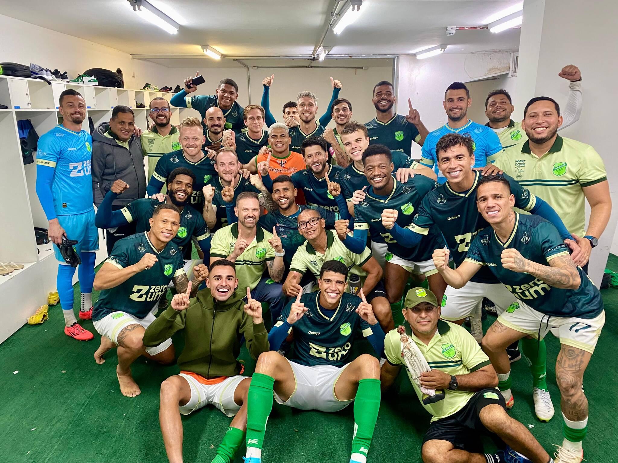 Jogadores do Floresta comemoram primeira vitória no quadrangular final