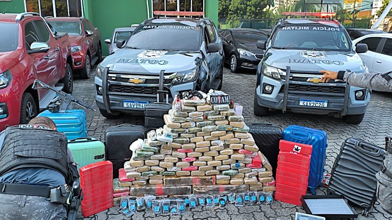 imagem com 300 quilos de drogas apreendidos pela PMCE no bairro Genibaú, em Fortaleza