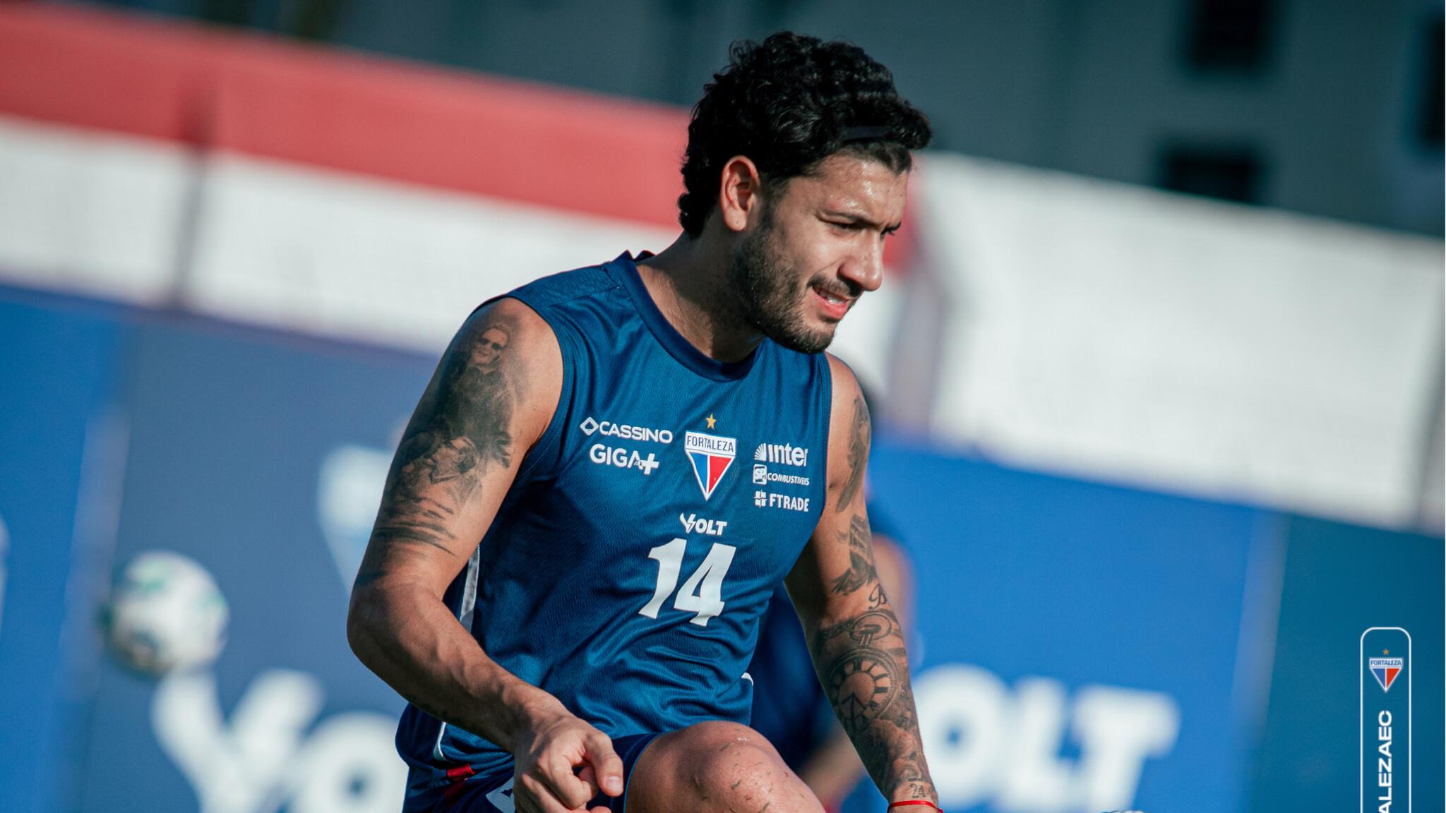 Foto de Mancuso durante treinamento do Fortaleza no Pici