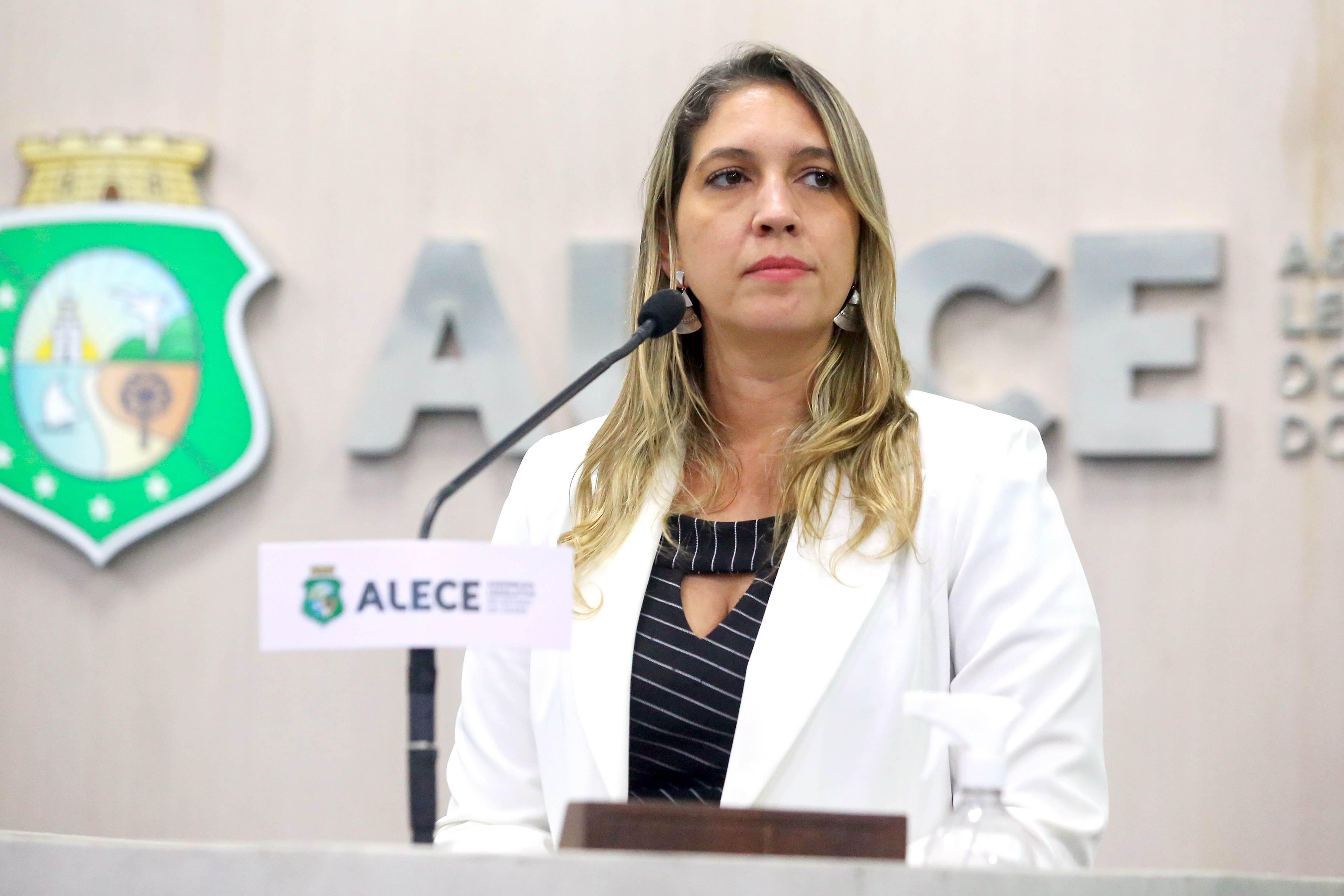 Larissa Gaspar está no plenário da Assembleia Legislativa do Ceará
