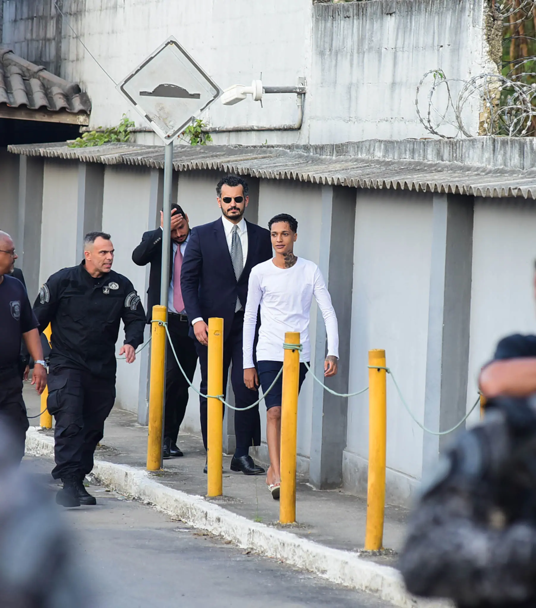 Oruam estava acompanhado de seus advogados na saída da prisão.