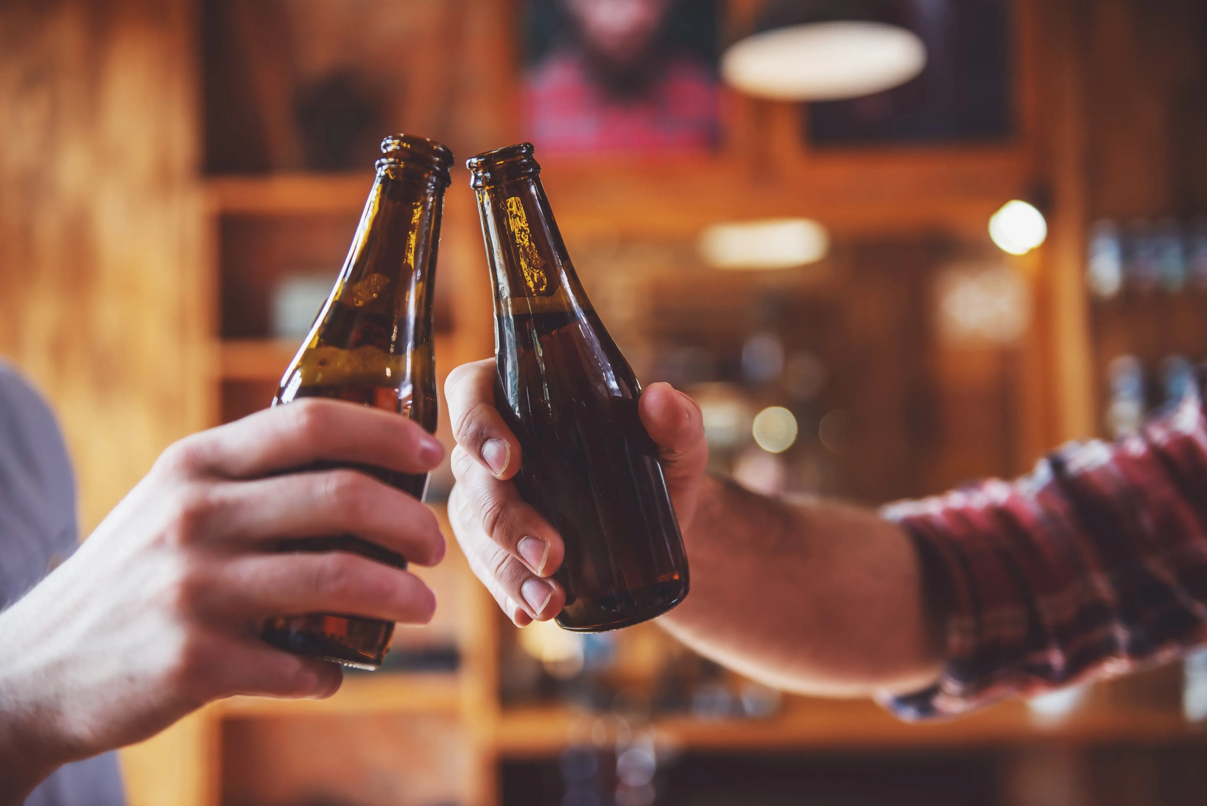 Imagem de duas garrafas de bebidas alcoólicas para matéria sobre São Paulo confirma três mortes por intoxicação por metanol