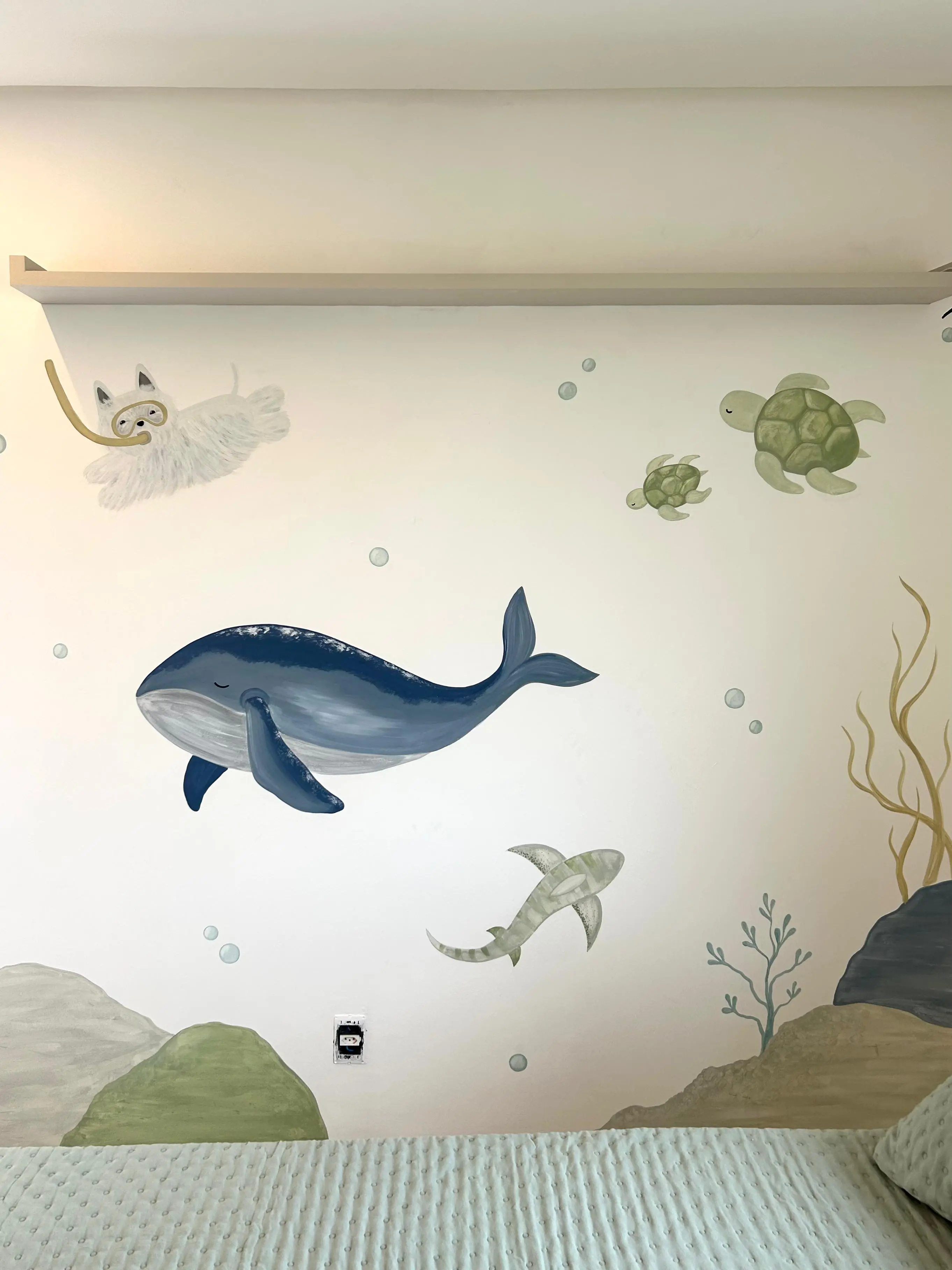 Na imagem, pintura artística assinada pela artista Beatriz Cavalcante, com recortes e figuras em alusão ao fundo do mar