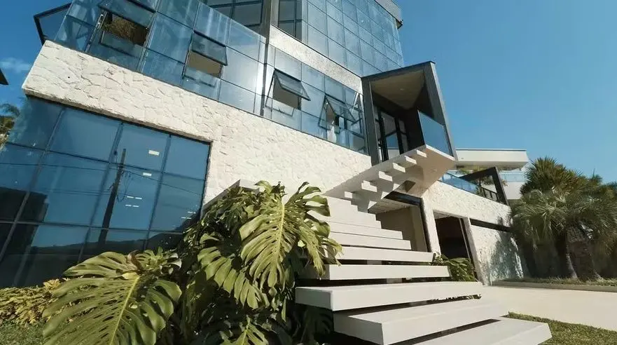 A casa, localizada em Itapema,  tem 1.700 m² de área construída