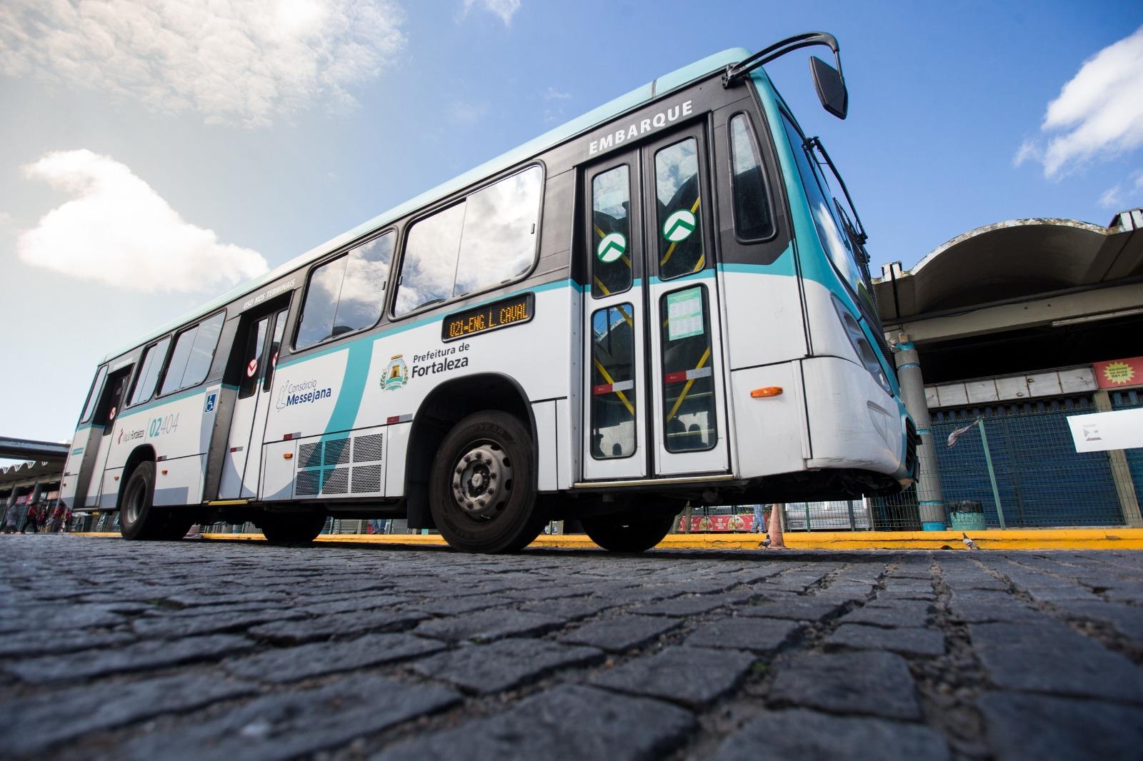 Imagem vista de baixo mostra ônibus de Fortaleza, veículo em branco e detalhes azuis.