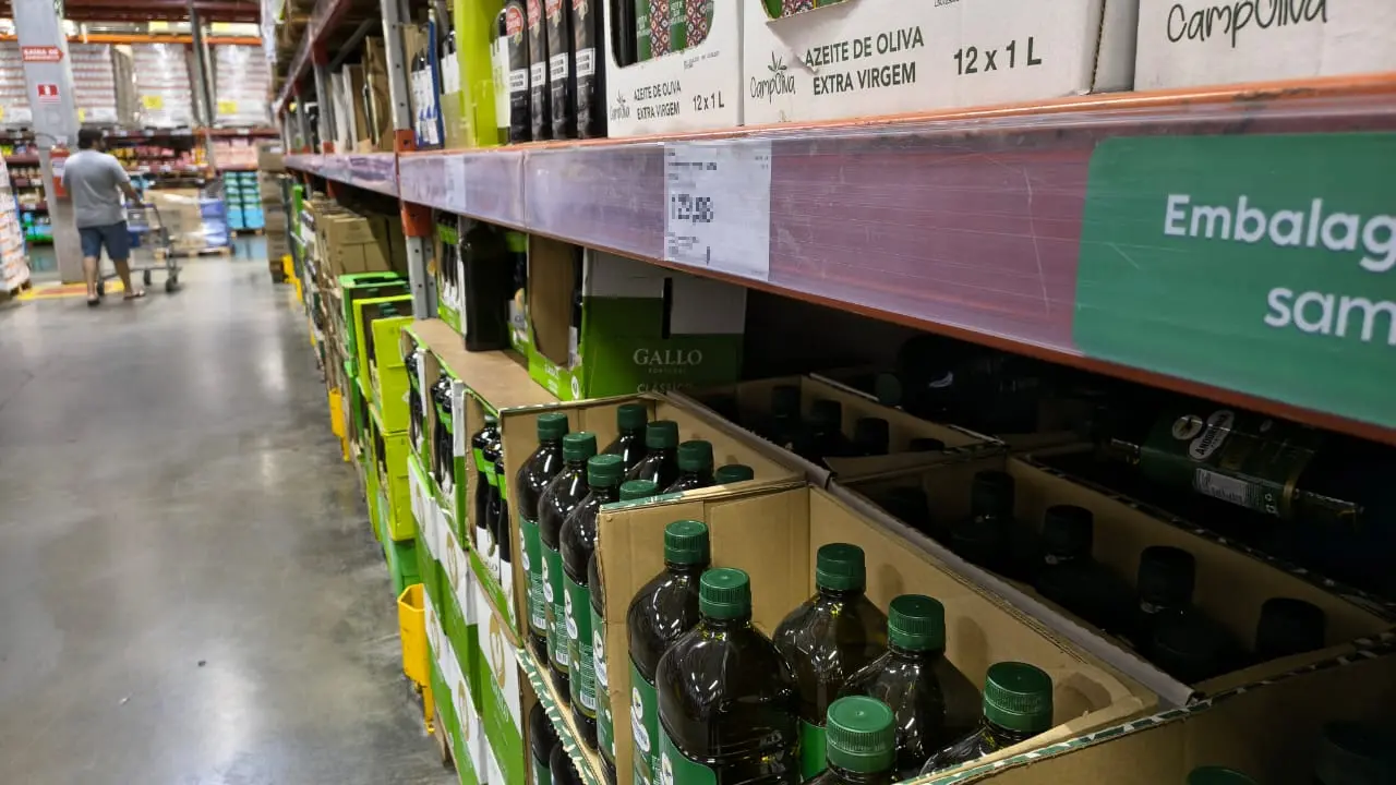 Corredor de atacarejo onde ficam os vidros de azeite de oliva.