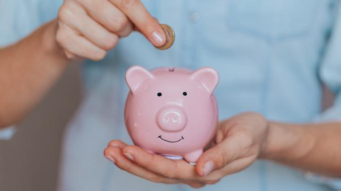 Imagem mostra um cofre em formato de pouco na mão de uma pessoa branca