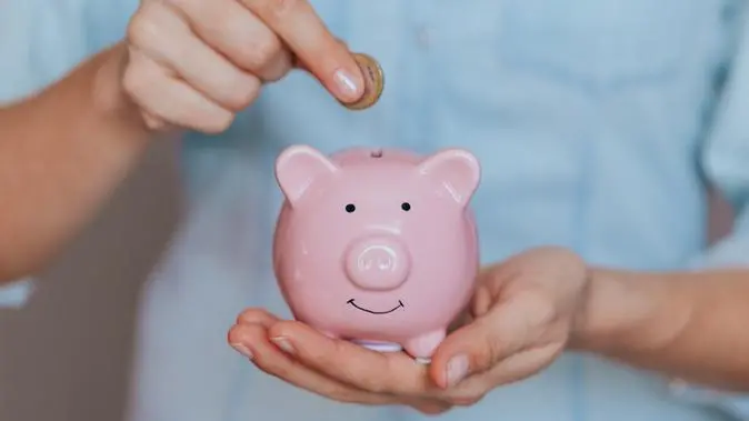 Imagem mostra um cofre em formato de pouco na mão de uma pessoa branca