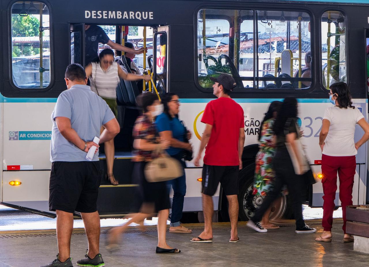 Imagem mostra diversas pessoas em movimento em plataforma descendo de ônibus em Fortaleza.