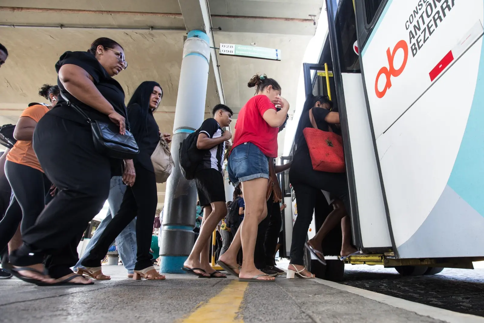 Diversos passageiros embarcam em ônibus em plataforma do Terminal do papicu, em Fortaleza