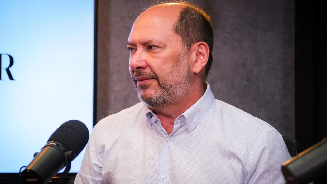 Ivo Gomes durante entrevista ao PontoPoder. Ele veste uma camisa clara
