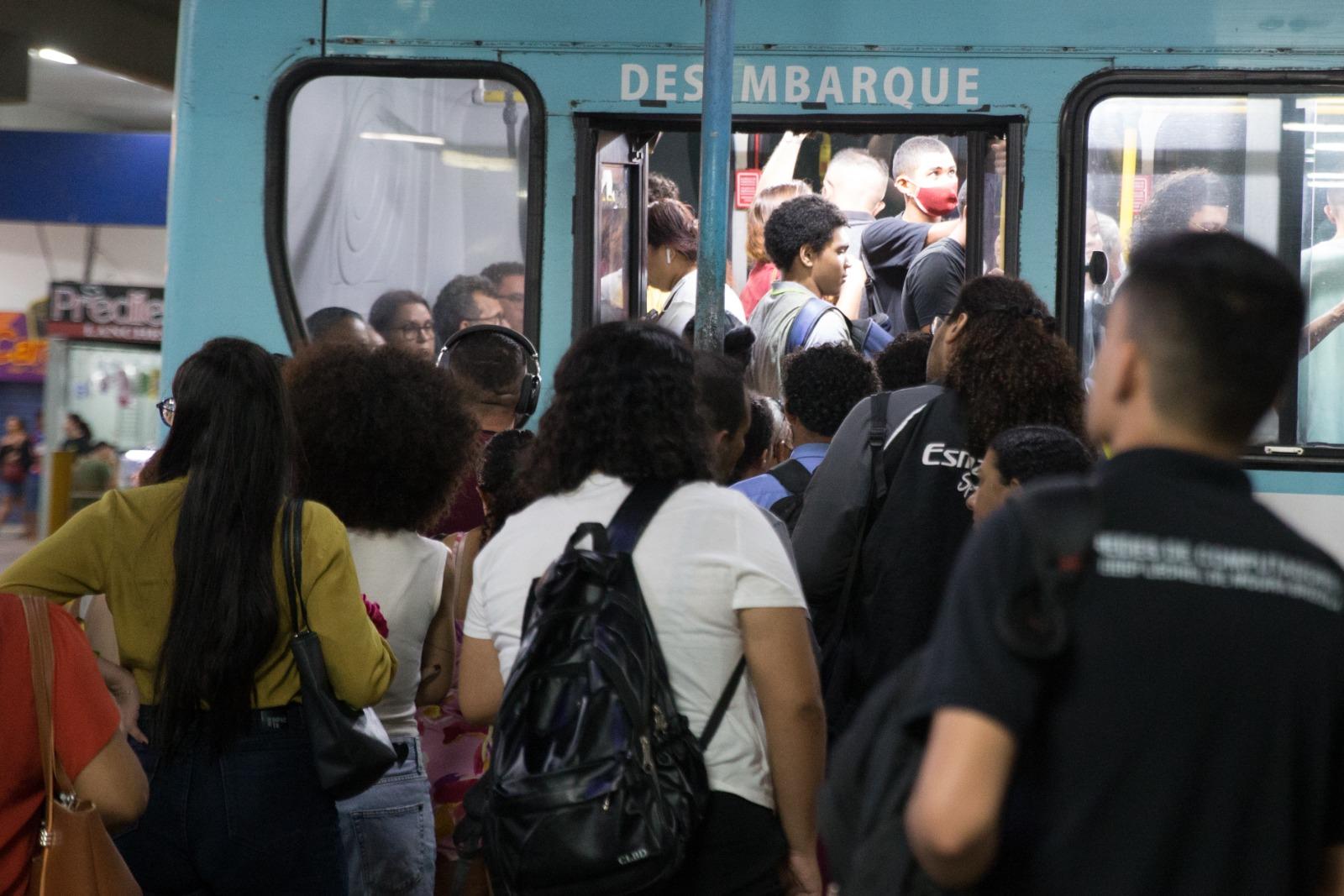 Pessoas se aglomerando para subir em ônibus em terminal de Fortaleza.