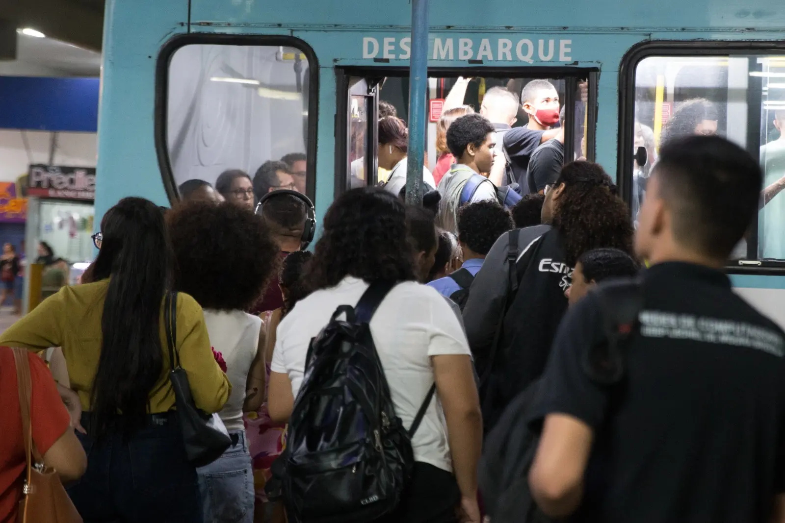 Pessoas se aglomerando para subir em ônibus em terminal de Fortaleza.