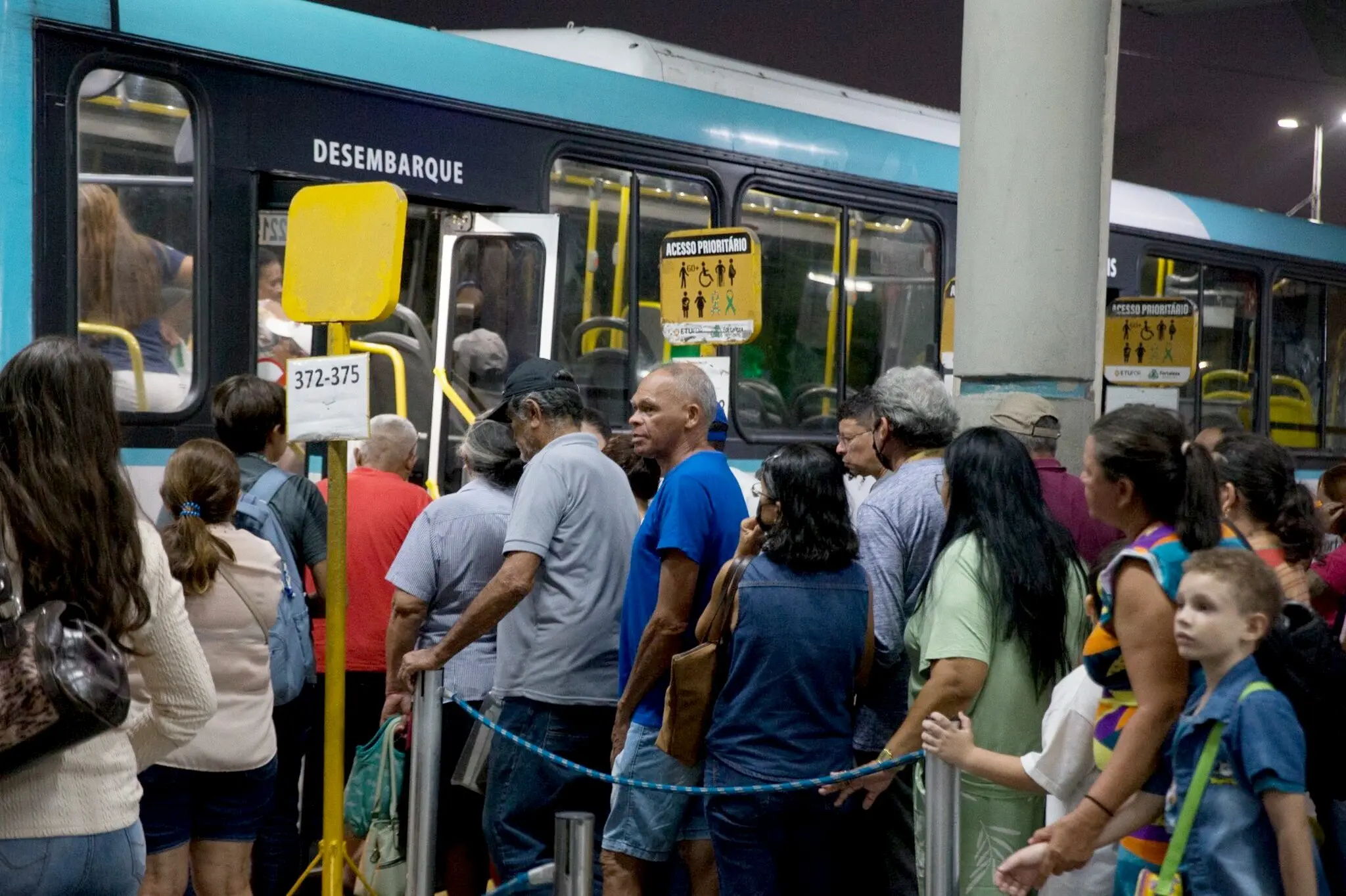 Passageiros entrando em ônibus no terminal.