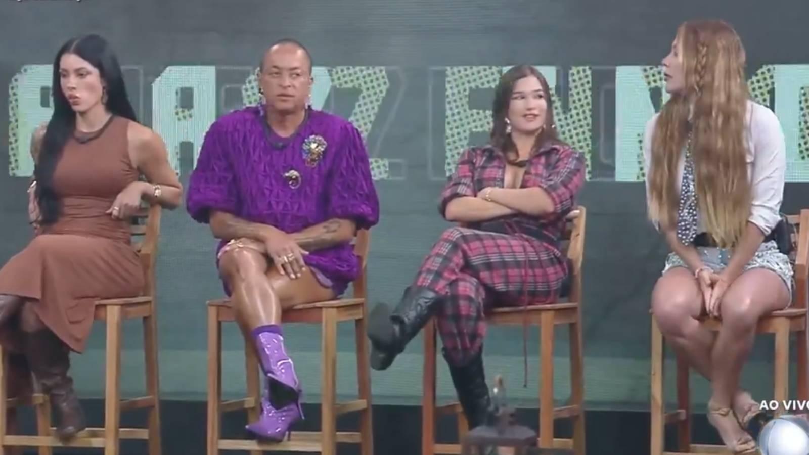 Imagem mostra Rayane Figliuzzi, Walério Araújo, Duda Wendling e Renata Müller sentados em bancos da roça do reality show A Fazenda após formação de roça em 30 de setembro de 2025.