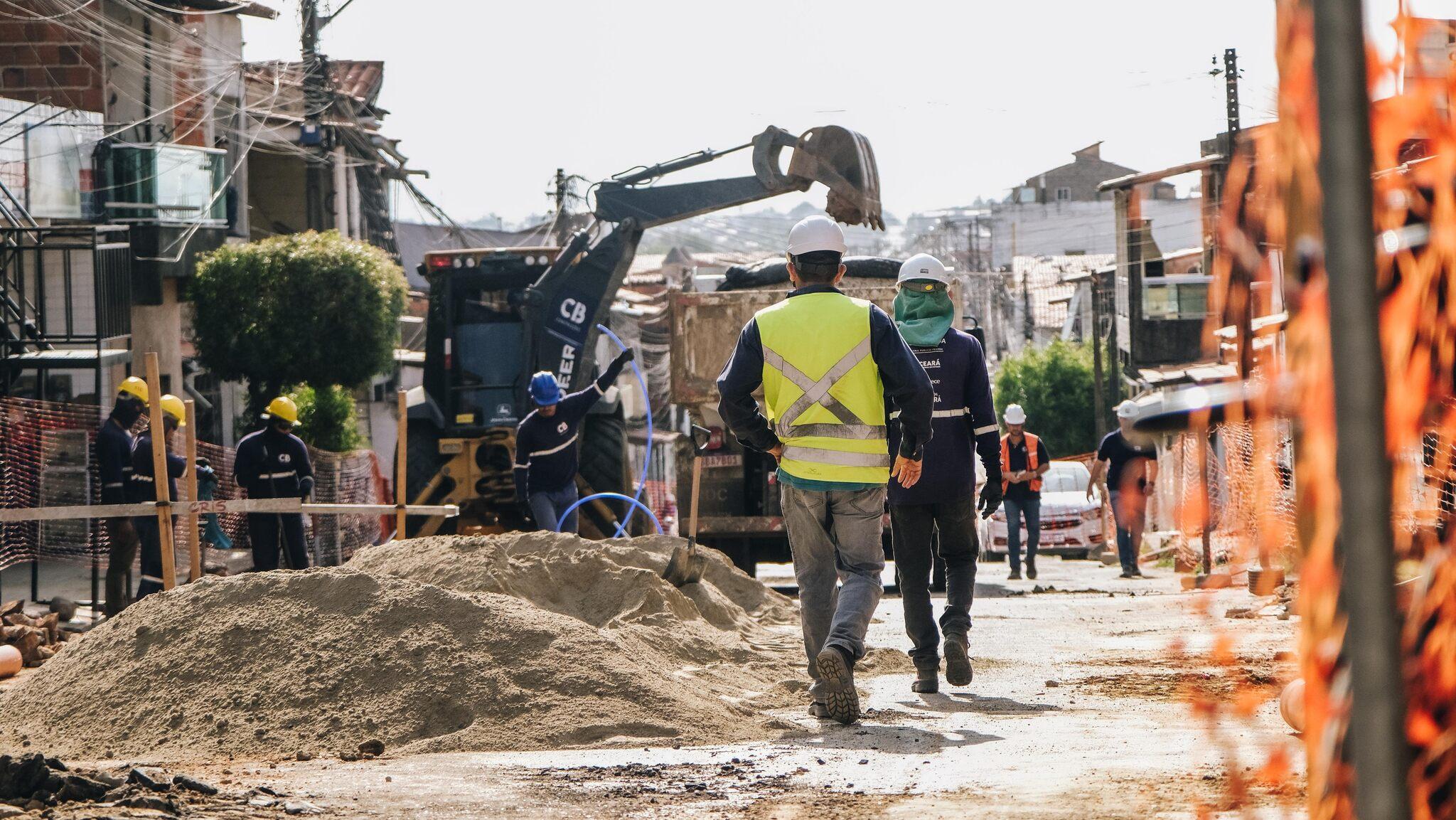 Trabalhadores em obra de drenagem em Frotaleza
