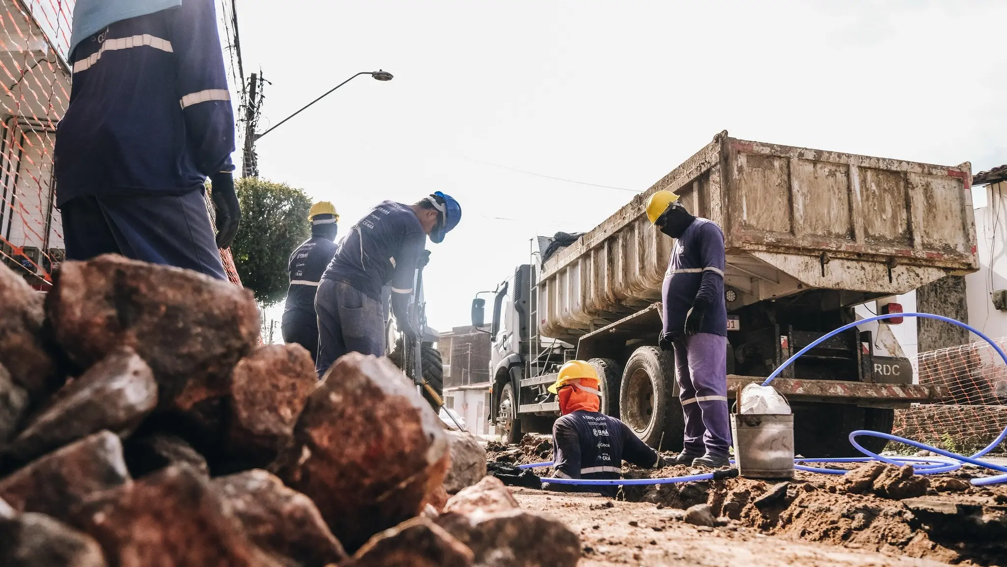 Trabalhadores em obra de drenagem em Frotaleza