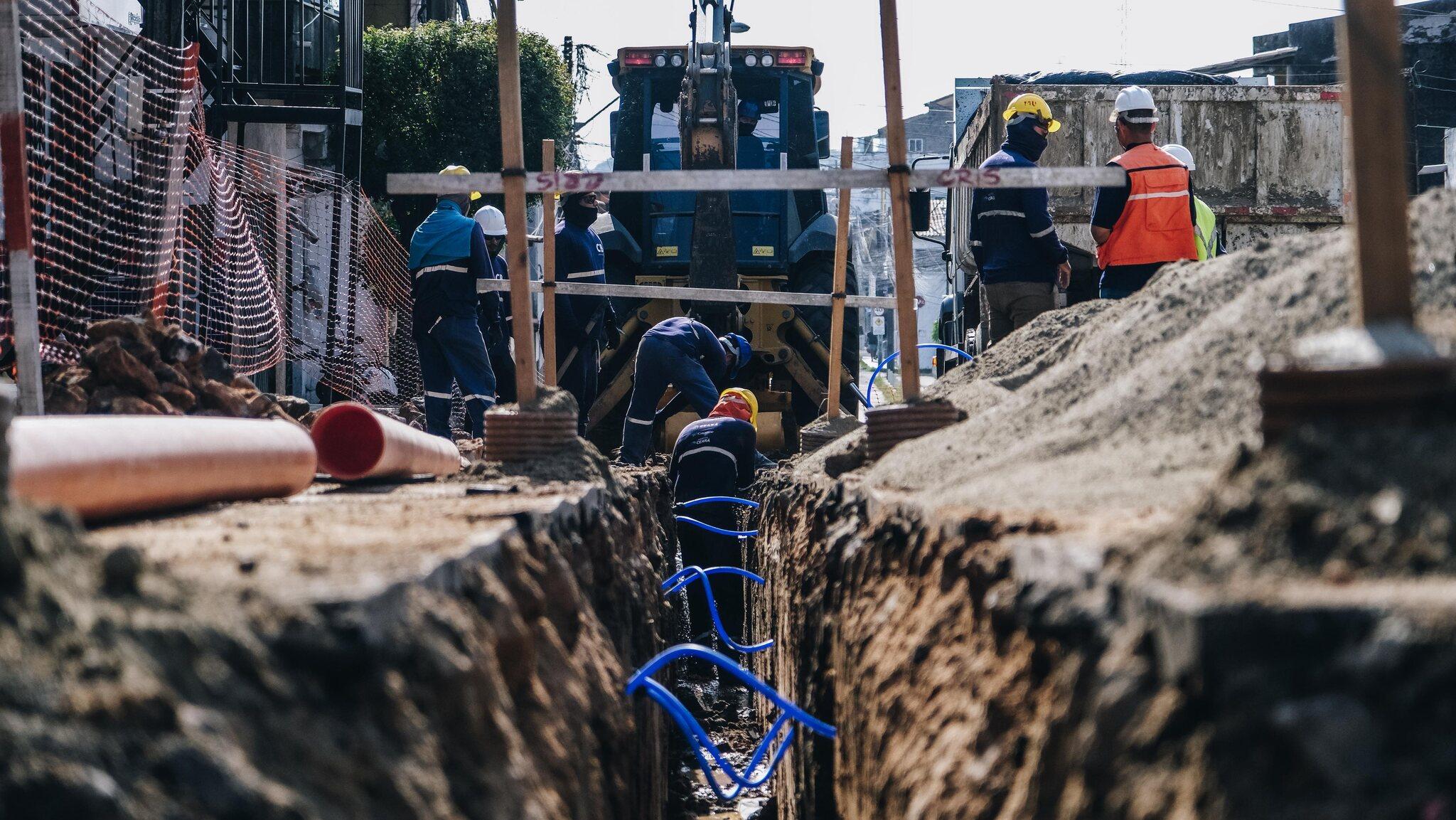 Trabalhadores em obra de drenagem em Frotaleza