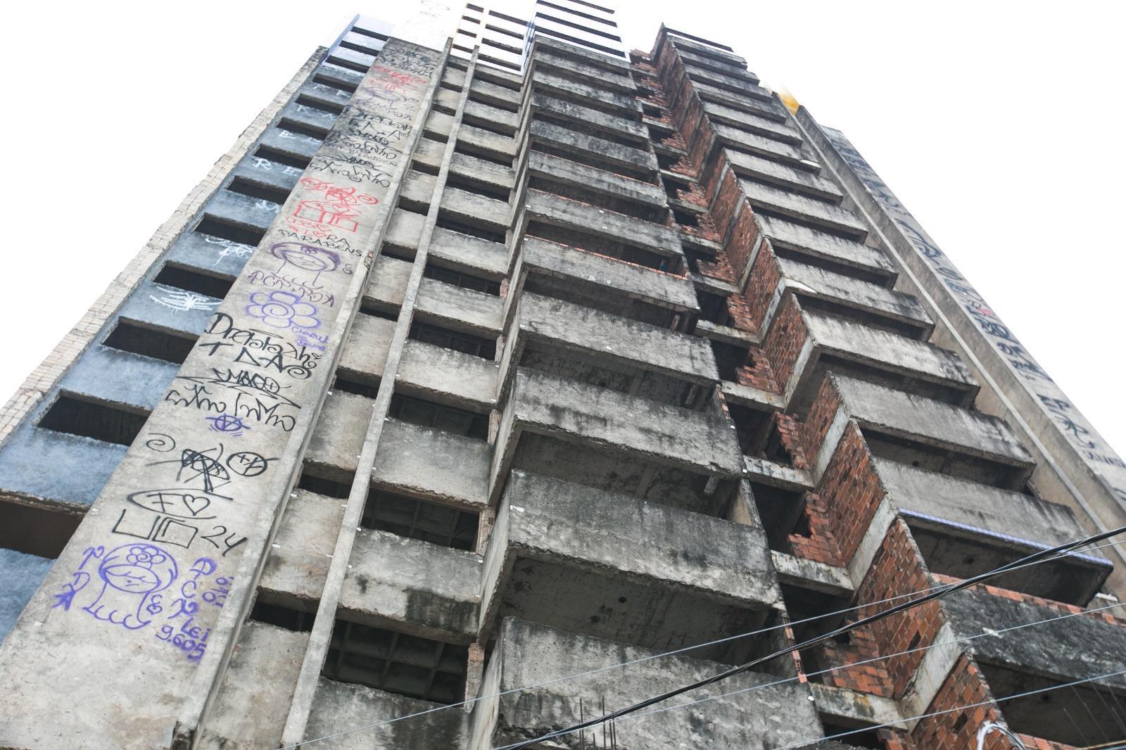 Imagem vista de baixo de um prédio abandonado no bairro Papicu, em Fortaleza