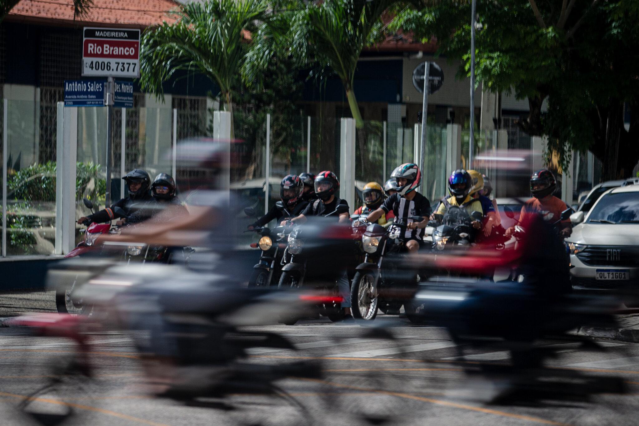Motociclistas aguardam em sinal fechado, em Fortaleza