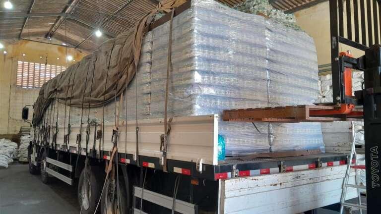 Caminhão com 60 mil garrafas de bebidas alcoólicas, apreendido em um galpão na região metropolitana de fortaleza.