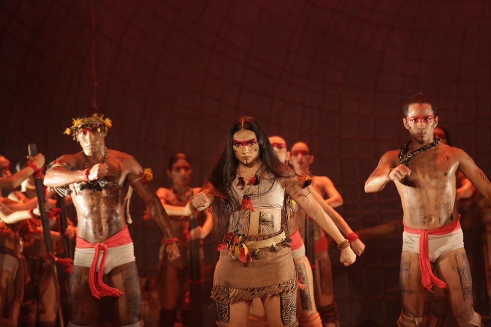 Na imagem, bailarinas e bailarinos da companhia Edisca durante apresentação do espetáculo 