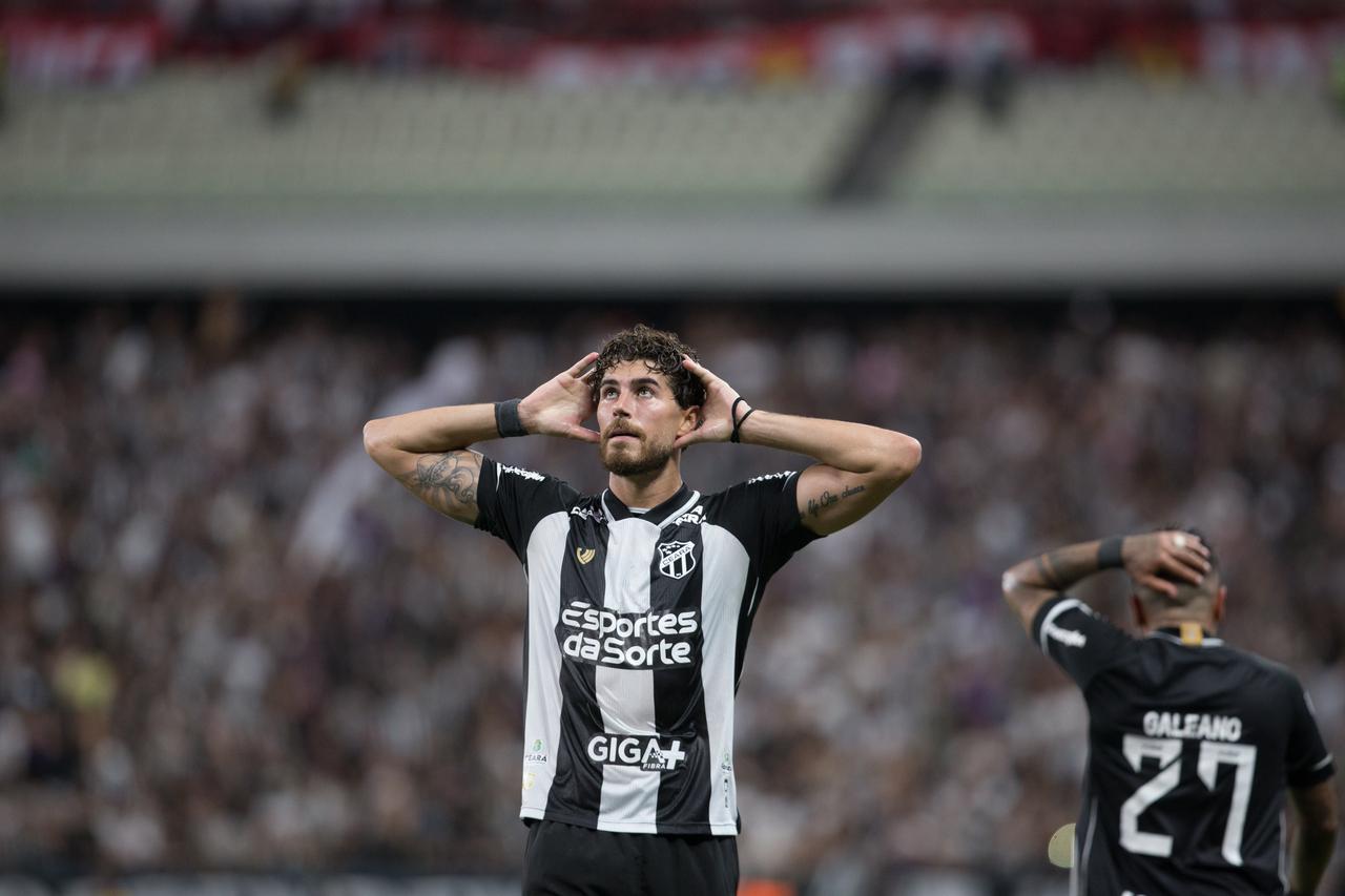 Pedro Raul comemora gol pelo Ceará