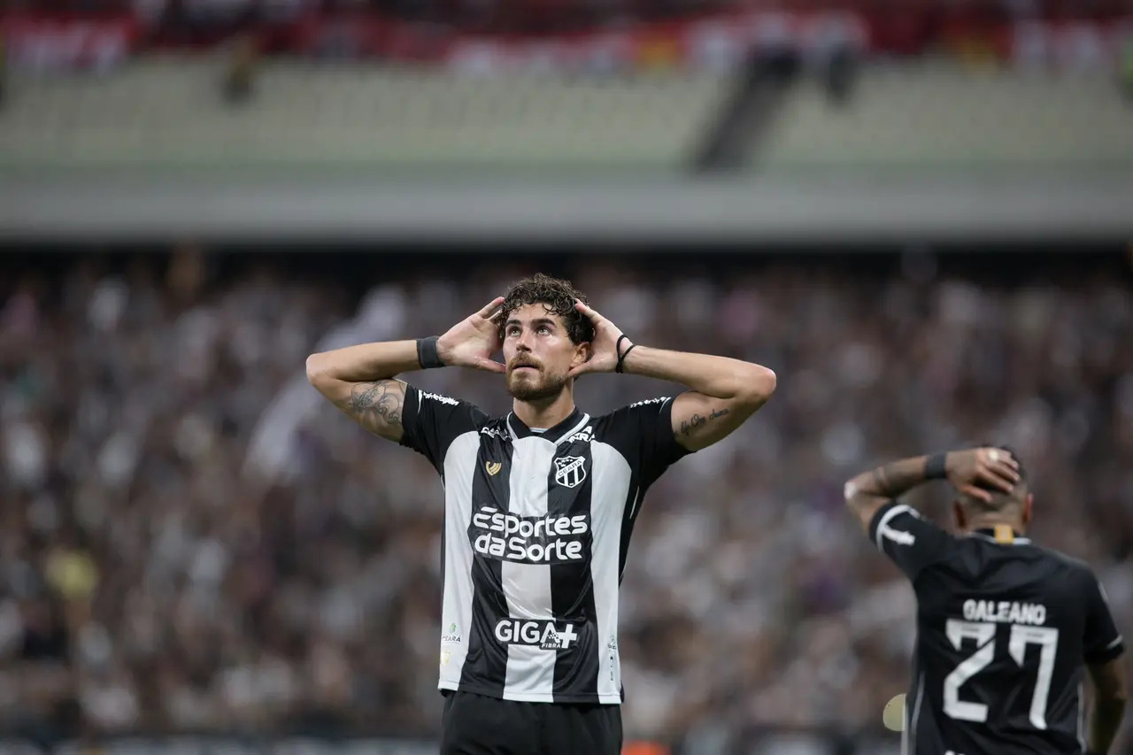 Pedro Raul comemora gol pelo Ceará