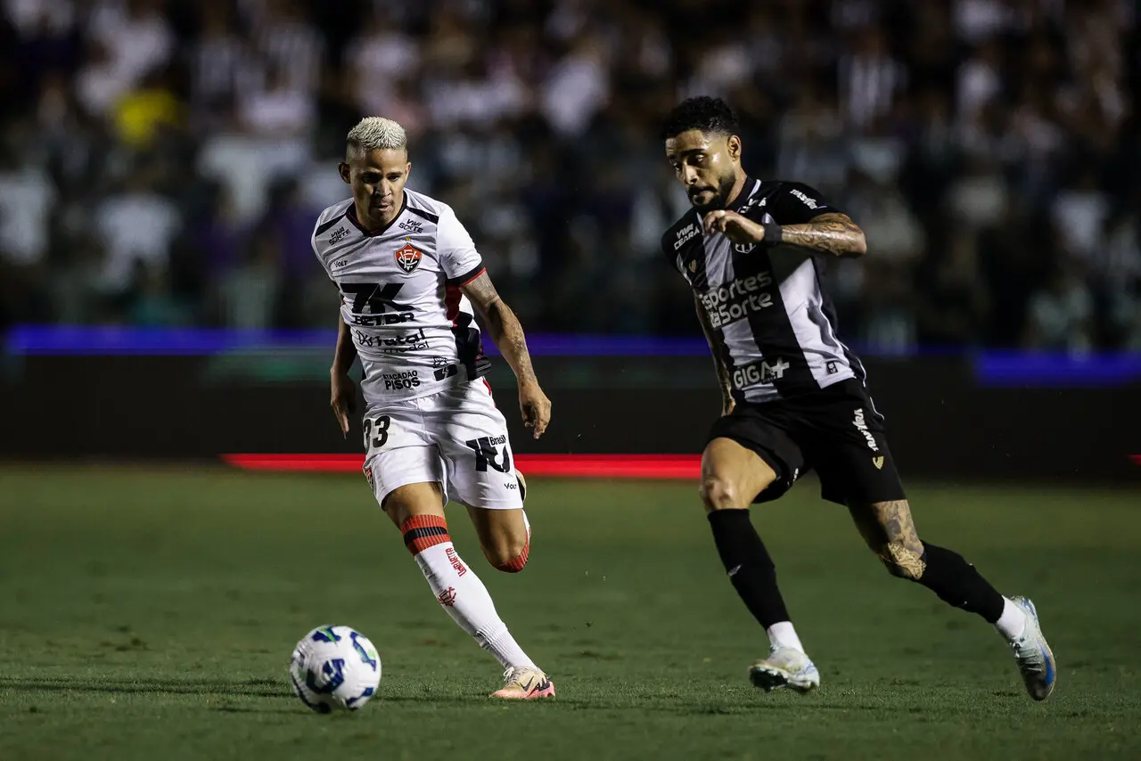 Erik e Matheus Bahia em duelo entre Vitória e Ceará
