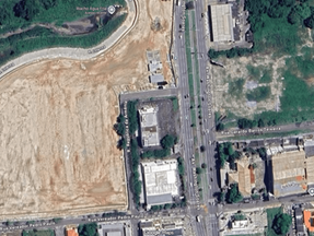 Imagem aérea do Google Maps mostrando uma área urbana com terrenos e construções. No centro-esquerda, há um grande terreno de terra exposta cercado por vias asfaltadas, identificado como “R. Interna”. Ao lado direito desse terreno, aparece a Rua República da Armênia, margeada por alguns prédios e estacionamentos. À direita, em destaque, está a Avenida Washington Soares, uma via larga com canteiro central. Também são visíveis ruas adjacentes, como Rua Vereador Pedro Paulo (na parte inferior) e Rua Gerardo Barros Teixeira (mais acima, à direita). Na parte superior da imagem, nota-se uma área verde com o marcador “Riacho Água Fria – Acesso recente”.