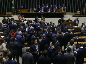Deputados durante a sessão na Câmara dos Deputados para aprovação da isenção do Imposto de Renda (IR).