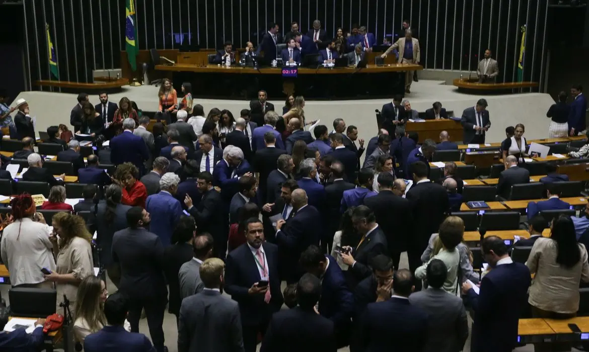 Deputados durante a sessão na Câmara dos Deputados para aprovação da isenção do Imposto de Renda (IR).