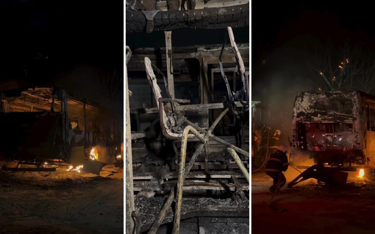 Imagem de quatro ônibus escolares que foram incendiados dentro de escola em Aquiraz.